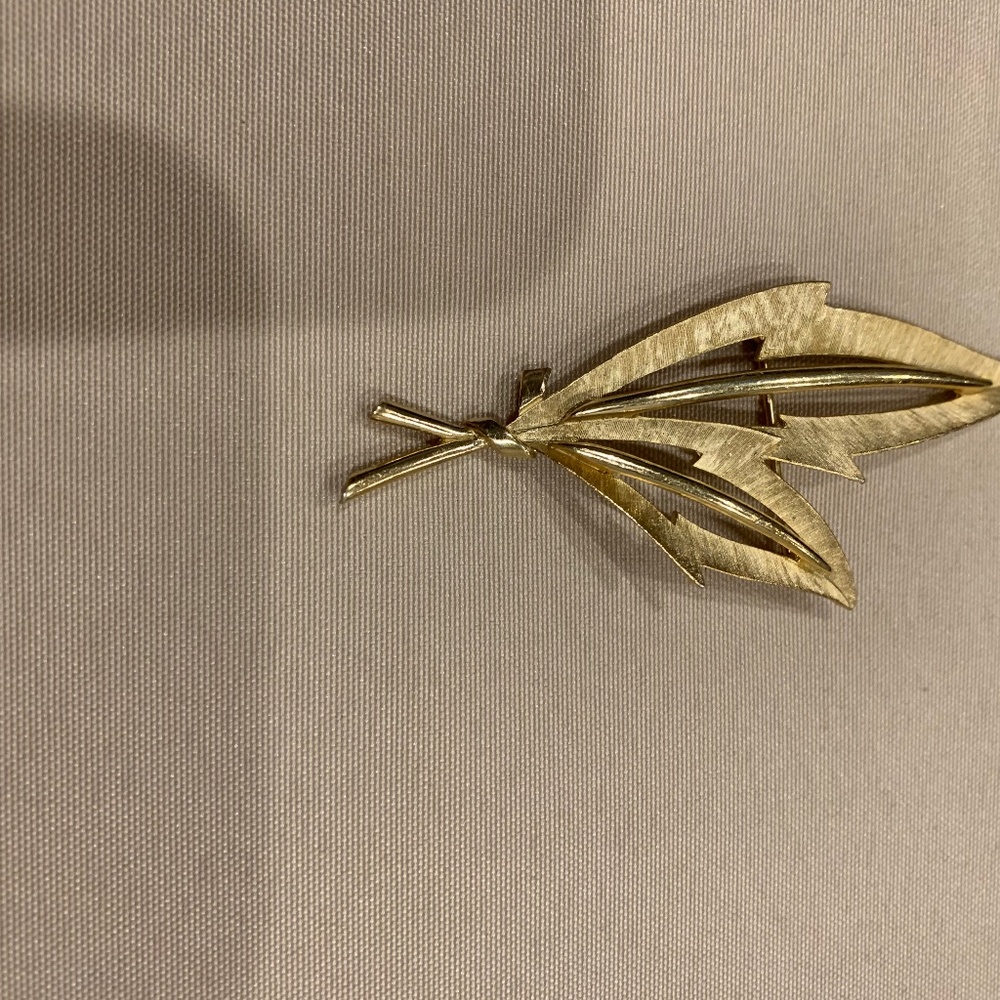 Trifari Vintage Goldtone Leafy Brooch 3 1/4” L x 1 3/8” W Good Condition
